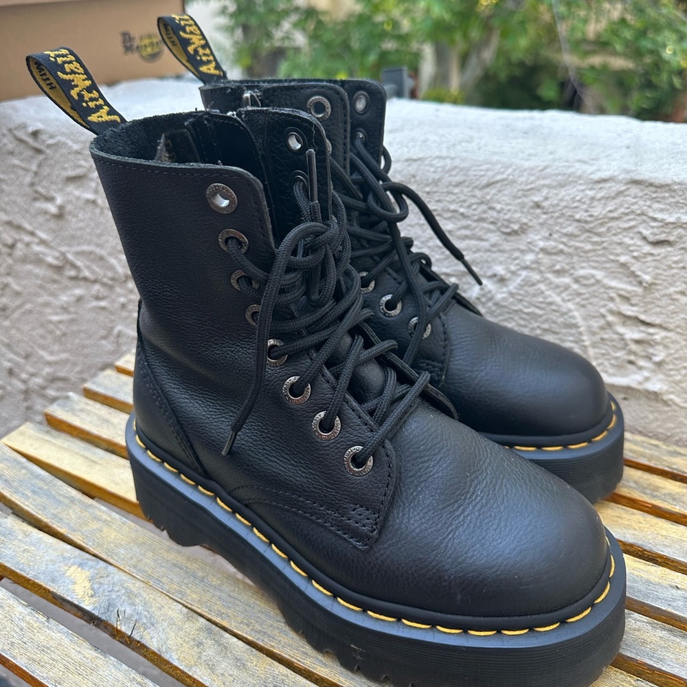 Dr. Martes Jadon lll platform woman size 5